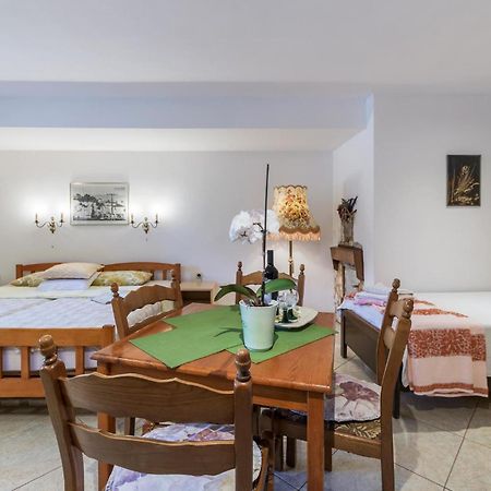 Awesome Studio In Pula With Wifi Экстерьер фото