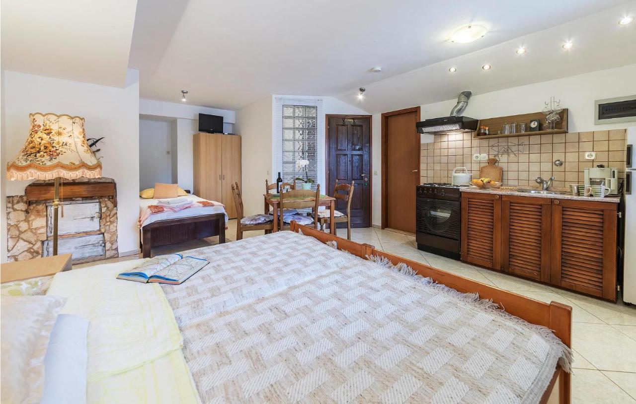 Awesome Studio In Pula With Wifi Экстерьер фото