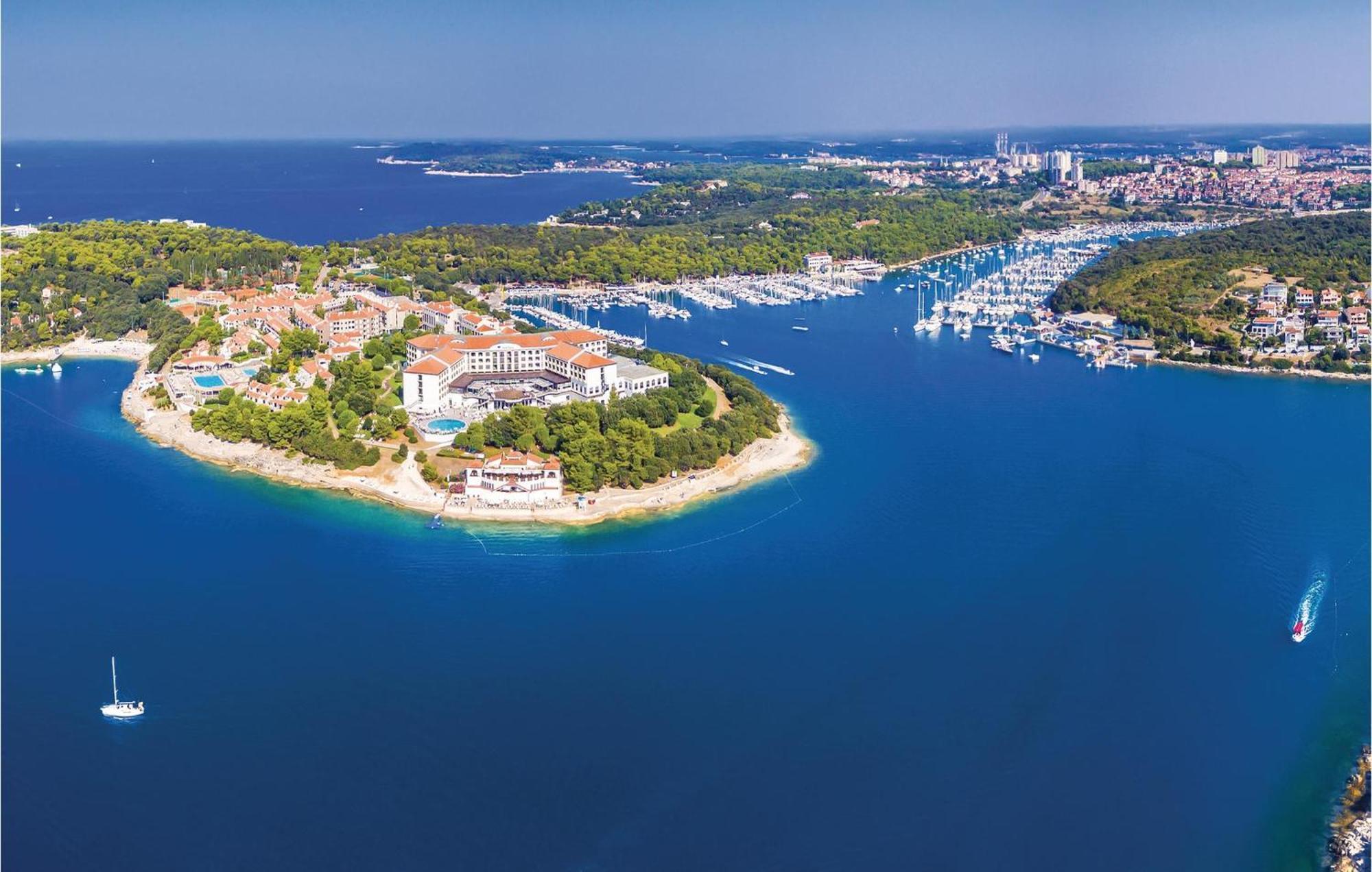 Awesome Studio In Pula With Wifi Экстерьер фото