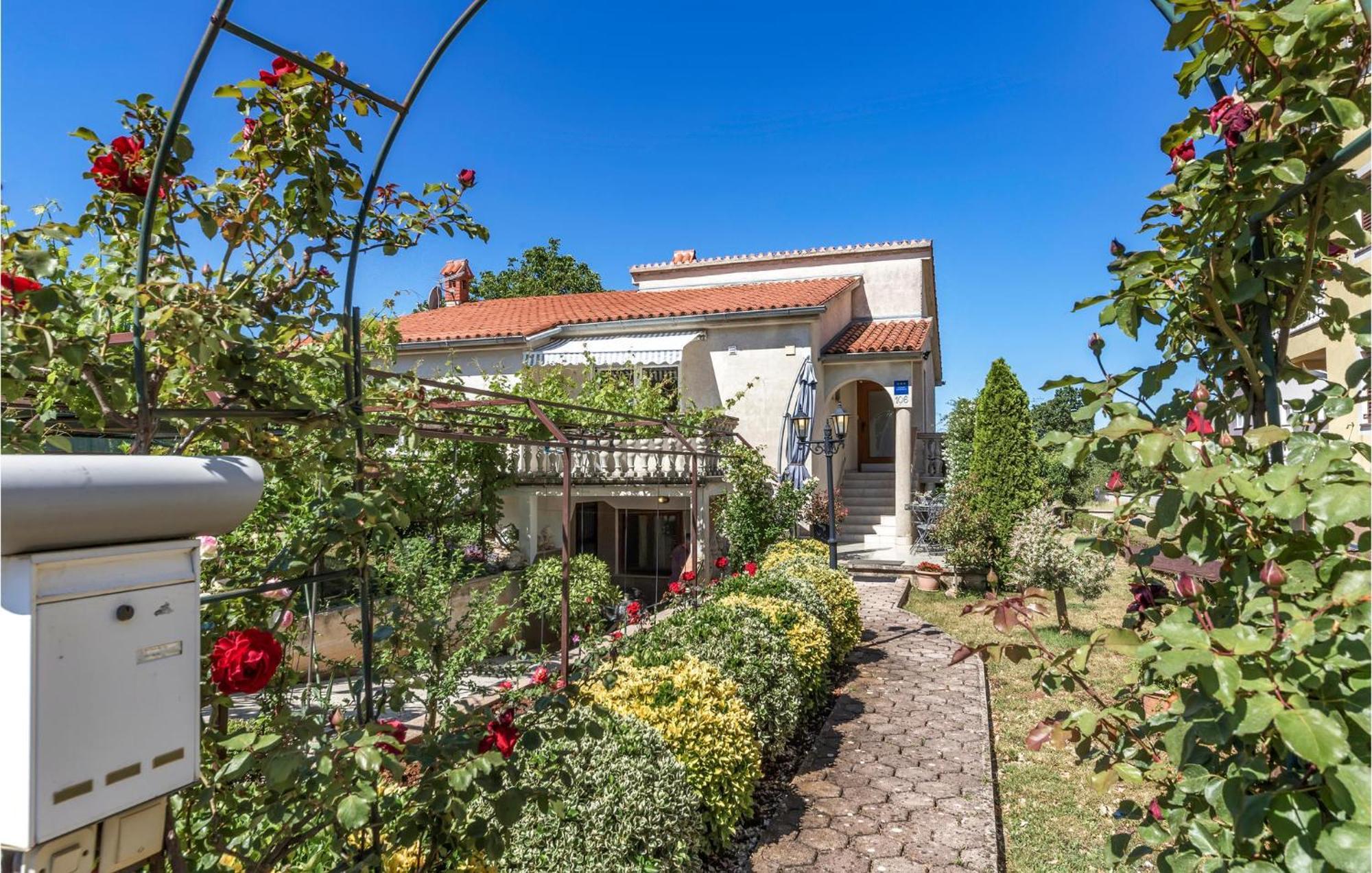 Awesome Studio In Pula With Wifi Экстерьер фото